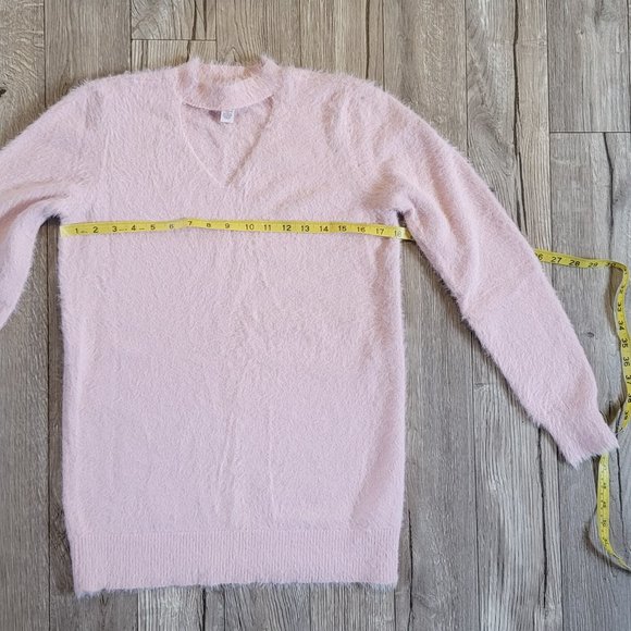 Arizona Light Pink L/S Sweater with cut out V neck Size Medium Fuzzy Faux Fur - Picture 5 of 8